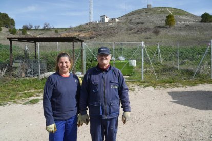 Mercedes Gutiérrez con Francisco de La Lama, trabajadores del ayuntamiento delante del punto limpio. 