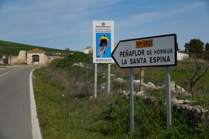 Anuncio de ruta ciclista en la carretera de Peñaflor.