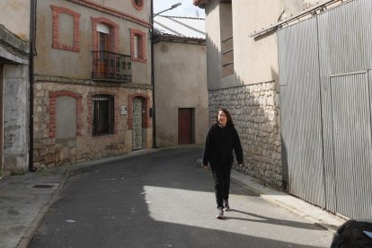 Mari Cruz Gómez se dirige a visitar a su vecina Encarna. J.M.LOSTAU.