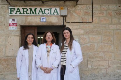 Marta Araujo, Carmen Valle y Miriam Manso, equipo de la farmacia María del Carmen Valle Robles. 