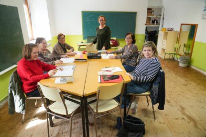 Marta Sánchez, técnico de educación y cultura de La Diputación, imparte su clase a un grupo de vecinas. 