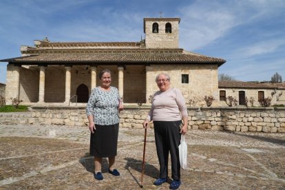  Jacinta y Honorina, dos buenas amigas, charlando delante de la iglesia de Santa María. 