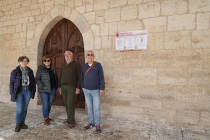 María Jesús, Angus, Enrique y José Manuel, cuatro turistas de Almería en la puerta de la iglesia de Santa María.
