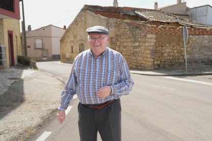 Paco, el de Wamba, pasea por las calles del pueblo.