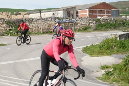  Un grupo de ciclistas entra al pueblo desde el cruce de Peñaflor. J.M.LOSTAU.