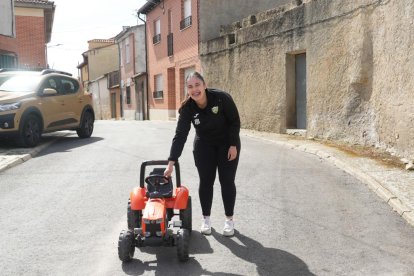 Ainhoa de Castro se dirige a llevar el tractor a su primo pequeño. 
