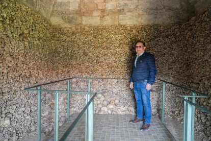 El alcalde, José Luis Álvarez, en el interior del Osario de la iglesia de Santa María.