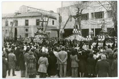 Procesión de Penitencia y Caridad del Jueves Santo, a su paso por la avenida Ramón y Cajal, 1970.
