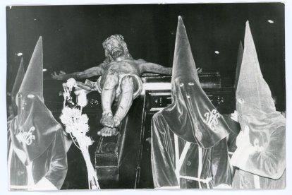 Cristo de la Agonía portado por los cofrades, durante la procesión de Vía Crucis el Miércoles Santo, 1970.