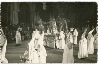 Paso del Azotamiento del Señor del Museo Nacional de Escultura, frente a la fachada del Ayuntamiento alrededor de 1942.