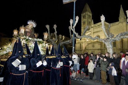 Pasos y cofrades durante la Semana Santa, 2011.