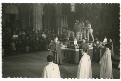 Paso de Preparativos para la Crucifixión frente a la fachada del Ayuntamiento, alrededor de 1942