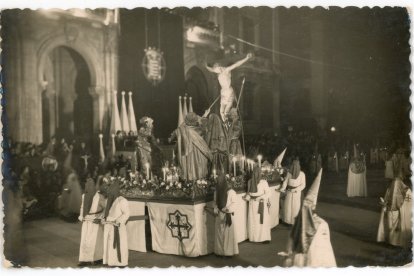 Paso Emisit Spiritum, del Museo Nacional de Escultura frente a la fachada del Ayuntamiento, alrededor de 1942.