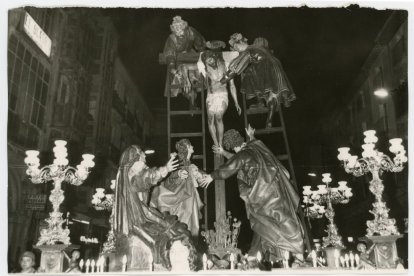 Paso el Descendimiento durante la procesión de la Sagrada Pasión del Redentor, alrededor de 1970.