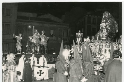 Procesión del Encuentro de la Santísima Virgen con su Hijo en la calle de la Amargura el Martes Santo, alrededor de 1970.