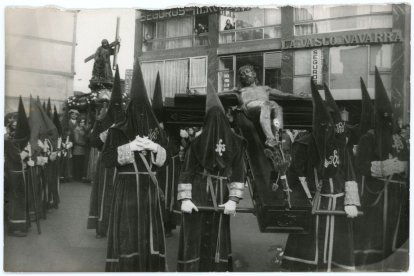 Procesión del Vía Crucis, el Miércoles Santo, con los pasos del Cristo de la Agonía y Nuestro Padre Jesús Nazareno a su paso por la Plaza de España, 1976.