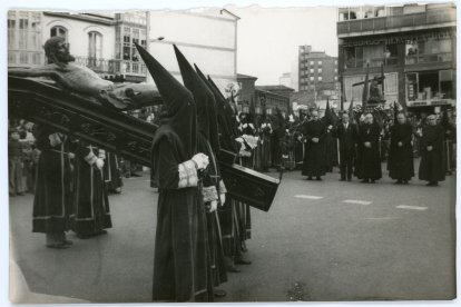 Procesión del Vía Crucis, el Miércoles Santo, con los pasos del Cristo de la Agonía y Nuestro Padre Jesús Nazareno a su paso por la Plaza de España, 1976.