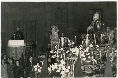 Procesión del Encuentro de la Santísima Virgen con su Hijo en la calle de la Amargura, el Martes Santo, 1970.