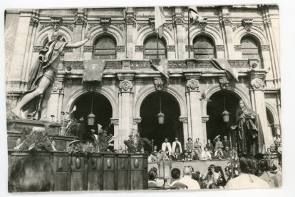Procesión del Encuentro de Jesús Resucitado con la Virgen de la Alegría el Domingo de Resurrección, a su paso por la Plaza Mayor, alrededor de 1970.