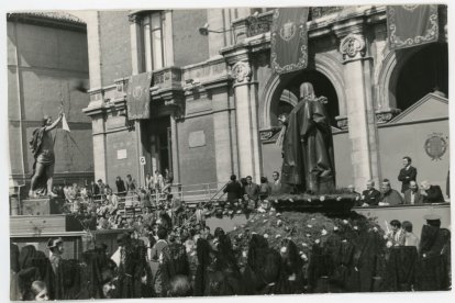 Procesión del Encuentro de Jesús Resucitado con la Virgen de la Alegría el Domingo de Resurrección, a su paso por la Plaza Mayor, alrededor de 1970.