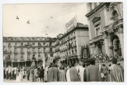 Procesión del Encuentro de Jesús Resucitado con la Virgen de la Alegría el Domingo de Resurrección, a su paso por la Plaza Mayor, alrededor de 1970.