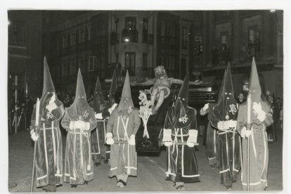 Paso del Cristo de la Agonía en la procesión del Vía Crucis el miércoles santo, 1972