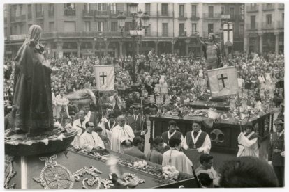 Procesión del Encuentro de Jesús Resucitado con la Virgen de la Alegría el domingo de resurrección a su paso por la Plaza Mayor, 1974