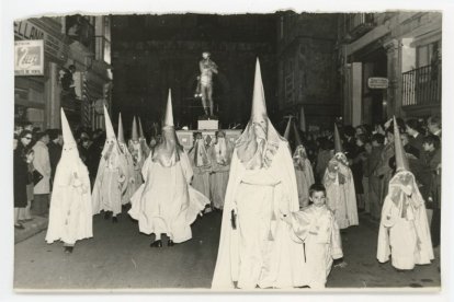 Procesión general de la Sagrada Pasión del Redentor del viernes santo por la Calle Platería, 1975