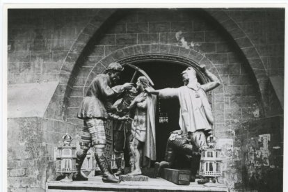 Paso Preparativos para la Crucifixión en el pórtico de la Iglesia de San Benito, 1923