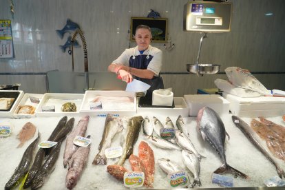 Jesús García, dueño de la pescadería La Dorada. 