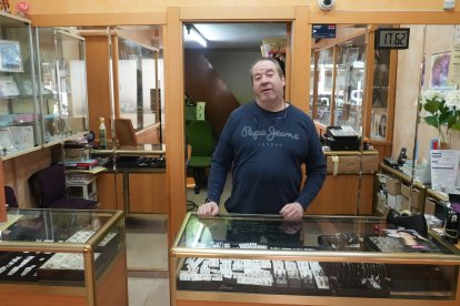 Miguel Ángel Cañedo, dueño de la joyería Cañedo, en el número 10 de la calle Mota