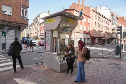 Puesto de la ONCE en la esquina de la calle Mota con la Carretera de Rueda.