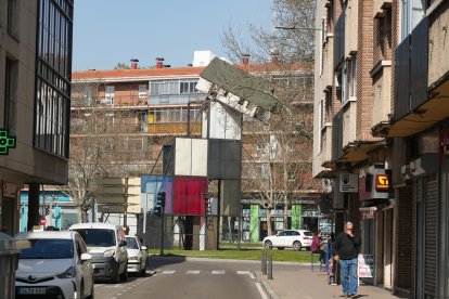 El monumento al cine visto desde la calle Mota. 