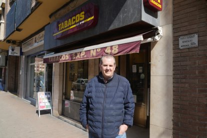 Carlos Alonso, propietario del estanco 48