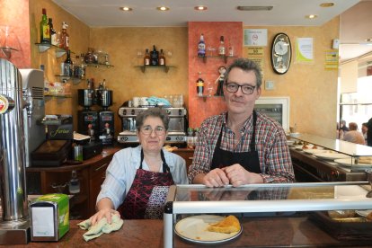 Inmaculada Mayoral con su marido Germán Serna, dueños de la cafetería Capricho´s, en la esquina de la calle Mota con el Paseo de Zorrilla