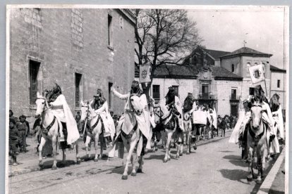 El Pregón de las Siete Palabras en la calle de Cadenas de San Gregorio, con la Casa del Sol de fondo, alrededor de 1943.