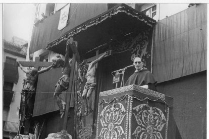 Sermón de Semana Santa, con los pasos al fondo, 1972