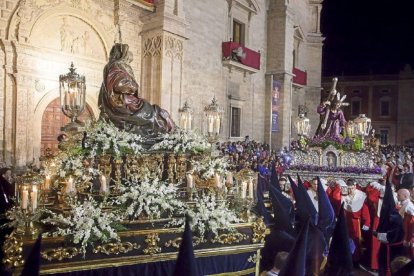 Encuentro entre la Virgen de las Angustias y Cristo Camino del Calvario ante el Palacio de Santa Cruz, 2015.