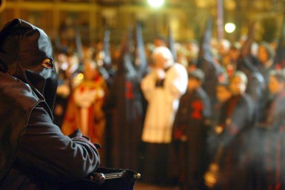 La Cofradía de Nuestra Señora de la Piedad procesionó 'La Quinta Angustia' hasta el barrio de las Batallas, 2004.