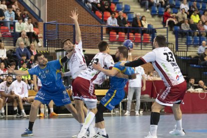 Un momento del duelo jugador por el Recoletas en Logroño.