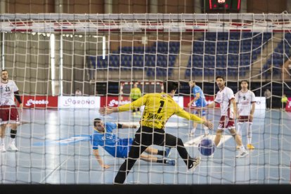 Gol del pivote Álvaro Martinez a Ledo.