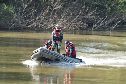 Los GEAS peinan el río para hallar alguna pista sobre Alejandro Aranda.