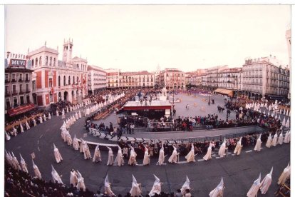 Procesión alrededor de la plaza Mayor en Semana Santa, 1994.