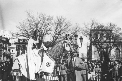 Pregón del Sermón de las Siete Palabras del Viernes Santo en la Plaza Mayor, 1964.