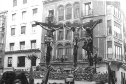 El paso de El Señor entre los Ladrones en la Procesión del Sermón de las Siete Palabras del Viernes Santo en la calle Santiago, 1963.