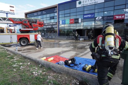 Efectivos de los Bomberos de la Diputación de Valladolid intervienen en un iIncendio en las oficinas de un concesionario en la N-601, en Zaratán (Valladolid)