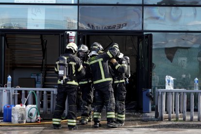 Efectivos de los Bomberos de la Diputación de Valladolid intervienen en un iIncendio en las oficinas de un concesionario en la N-601, en Zaratán (Valladolid)