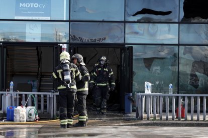 Efectivos de los Bomberos de la Diputación de Valladolid intervienen en un iIncendio en las oficinas de un concesionario en la N-601, en Zaratán (Valladolid)