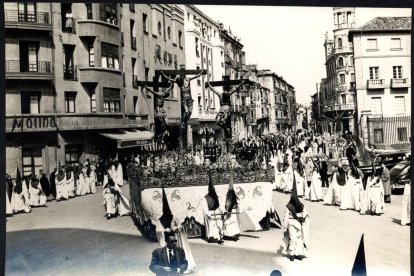 La procesión del Sermón de las Siete Palabras a su paso por la calle María de Molina, 1958.