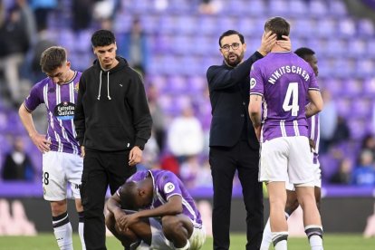 Bordalás consuela a Nikitscher, con Sylla agachado.